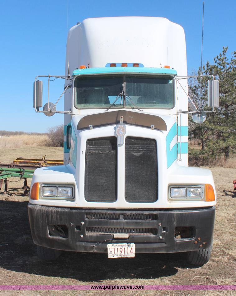 image for item H1439 1995 Kenworth T400B semi truck