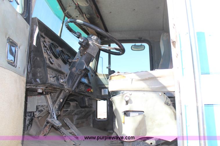 image for item H1439 1995 Kenworth T400B semi truck