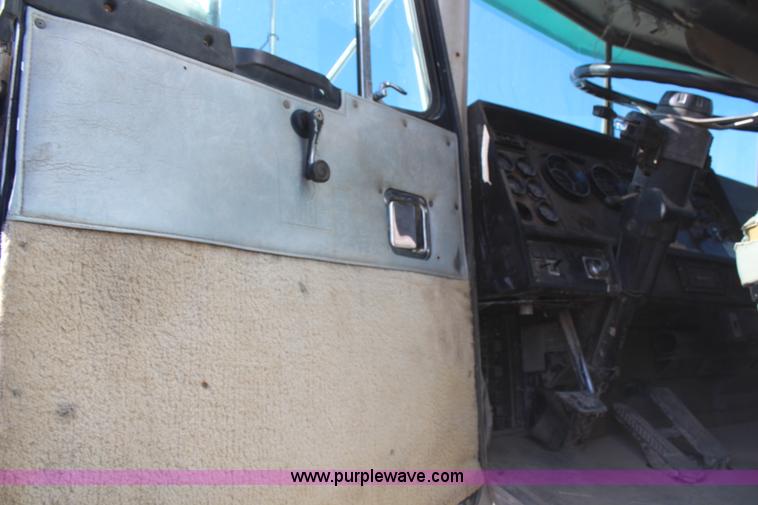 image for item H1439 1995 Kenworth T400B semi truck