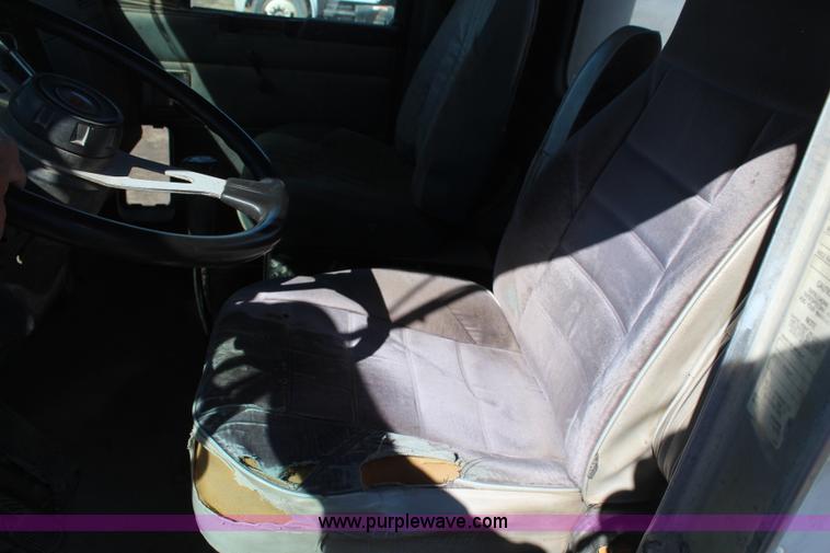 image for item H1439 1995 Kenworth T400B semi truck