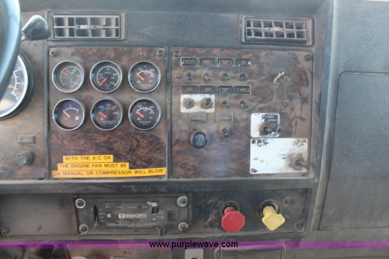 image for item H1439 1995 Kenworth T400B semi truck