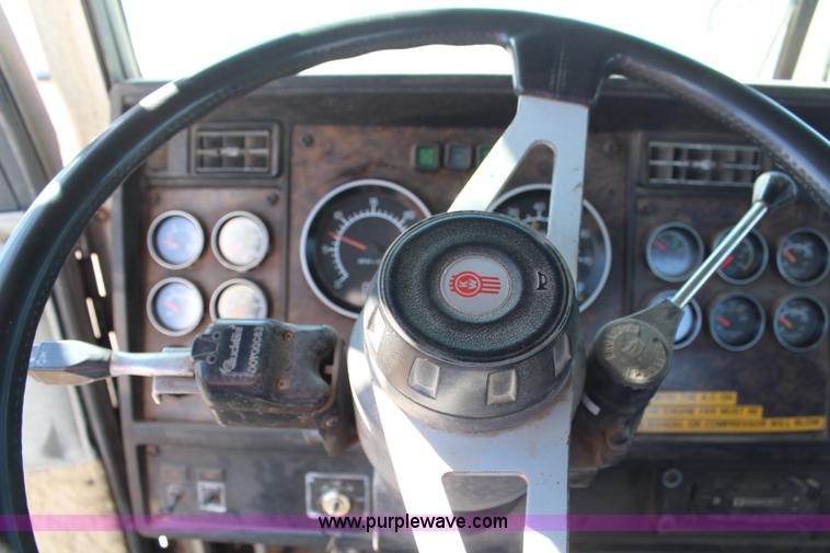 image for item H1439 1995 Kenworth T400B semi truck