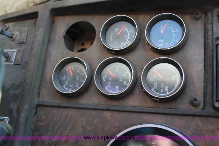 image for item H1439 1995 Kenworth T400B semi truck