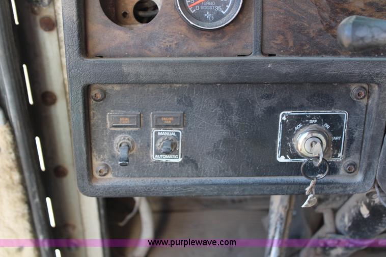 image for item H1439 1995 Kenworth T400B semi truck