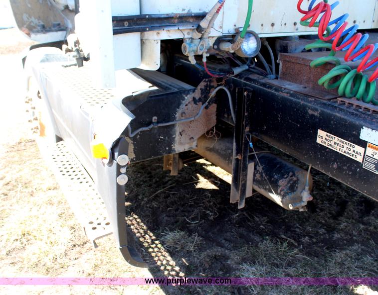 image for item H1439 1995 Kenworth T400B semi truck