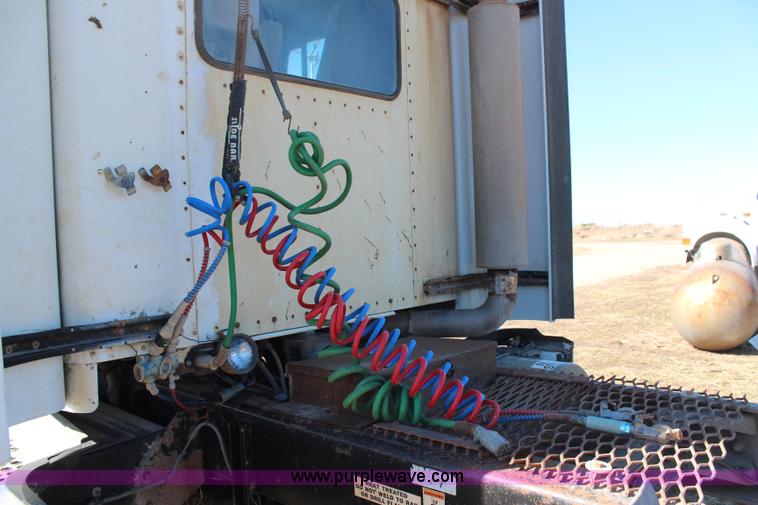 image for item H1439 1995 Kenworth T400B semi truck