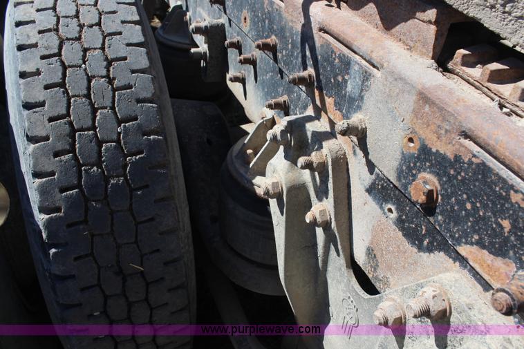 image for item H1439 1995 Kenworth T400B semi truck