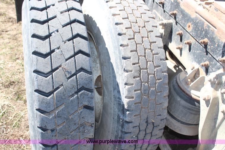 image for item H1439 1995 Kenworth T400B semi truck