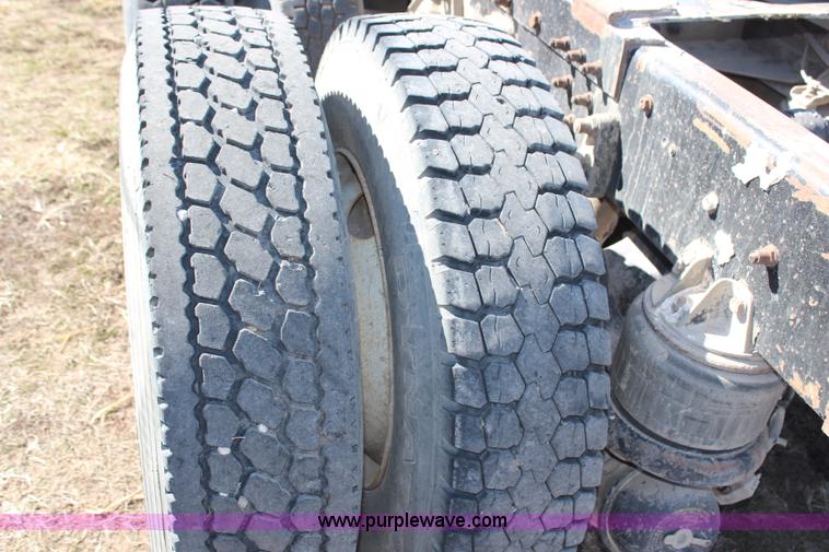 image for item H1439 1995 Kenworth T400B semi truck