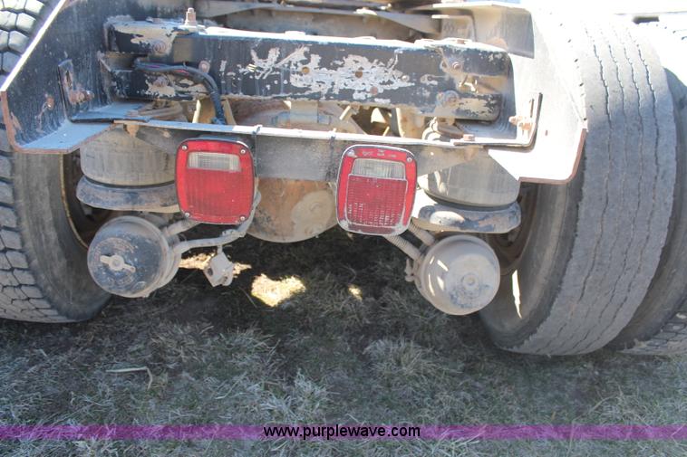 image for item H1439 1995 Kenworth T400B semi truck