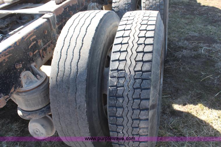 image for item H1439 1995 Kenworth T400B semi truck