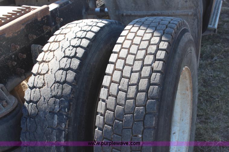 image for item H1439 1995 Kenworth T400B semi truck