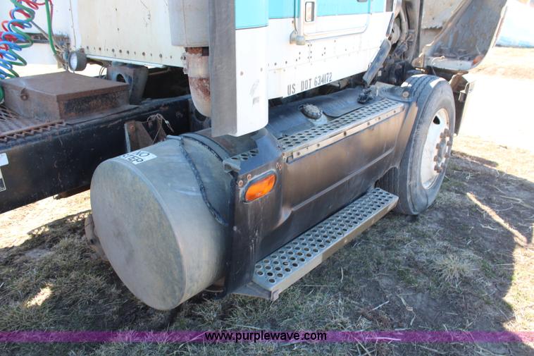 image for item H1439 1995 Kenworth T400B semi truck