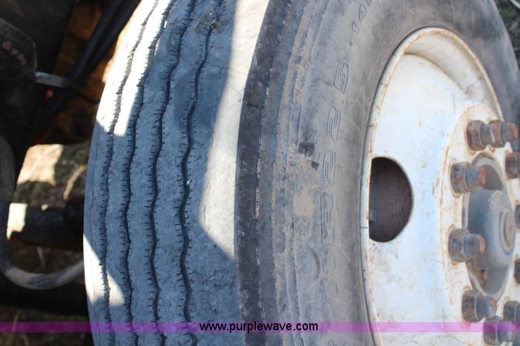 image for item H1439 1995 Kenworth T400B semi truck