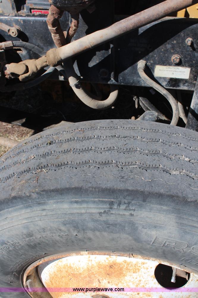 image for item H1439 1995 Kenworth T400B semi truck