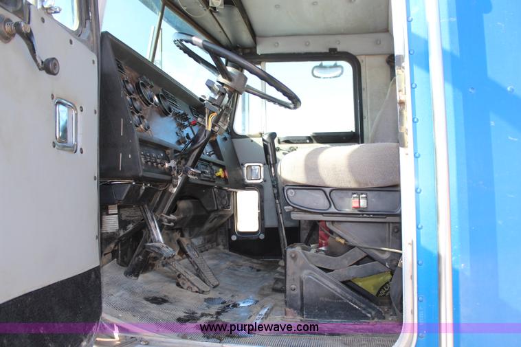 image for item H1447 1990 Kenworth T400A semi truck