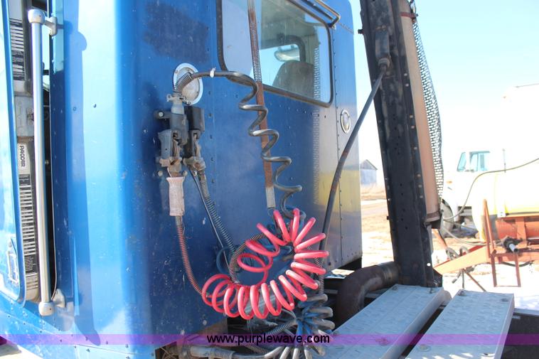 image for item H1447 1990 Kenworth T400A semi truck