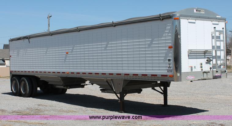 image for item H5746 2008 Wilson DWH550 Pace Setter double hopper bottom grain trailer