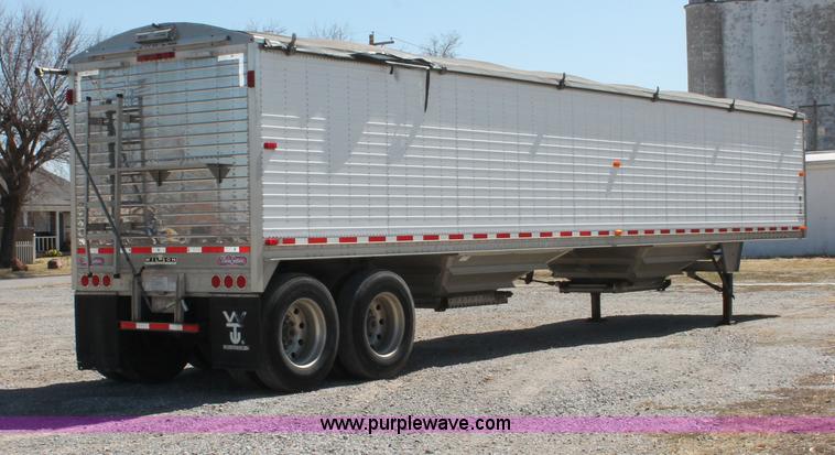 image for item H5746 2008 Wilson DWH550 Pace Setter double hopper bottom grain trailer