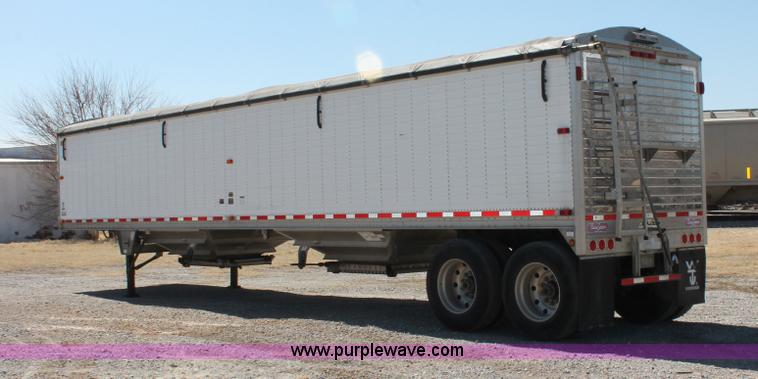 image for item H5746 2008 Wilson DWH550 Pace Setter double hopper bottom grain trailer
