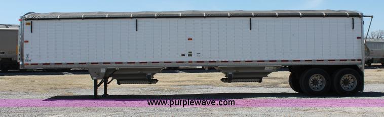 image for item H5746 2008 Wilson DWH550 Pace Setter double hopper bottom grain trailer