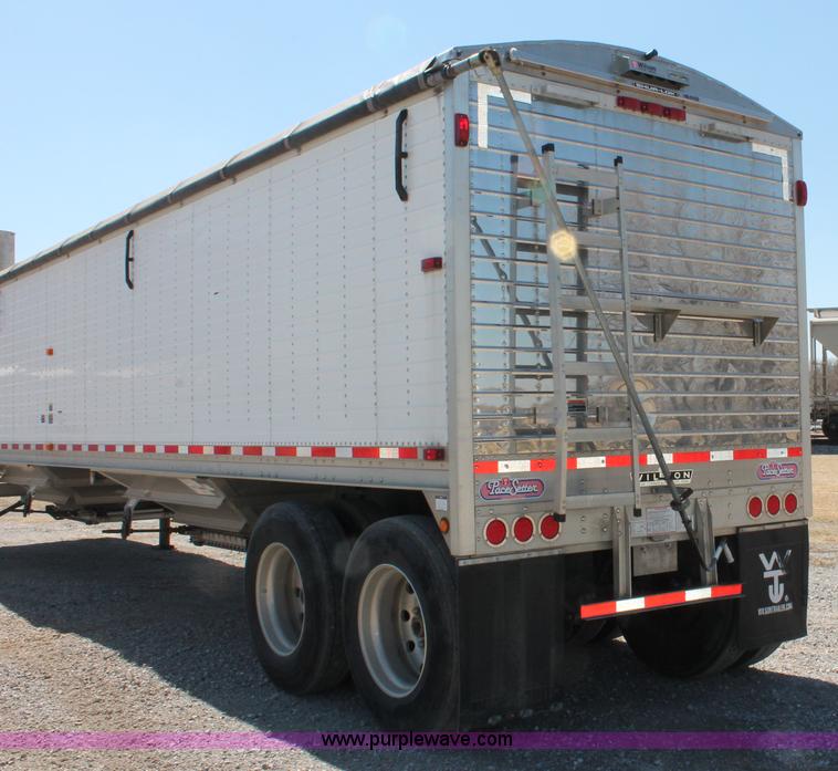 image for item H5746 2008 Wilson DWH550 Pace Setter double hopper bottom grain trailer