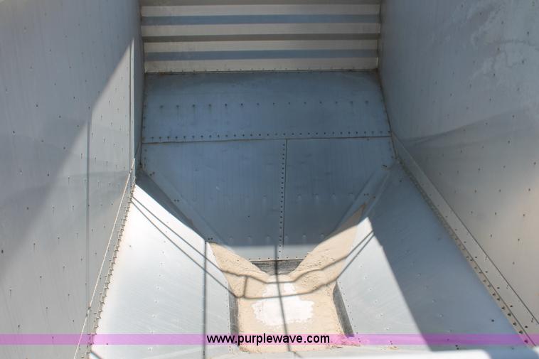 image for item H5746 2008 Wilson DWH550 Pace Setter double hopper bottom grain trailer