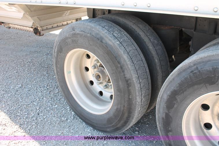 image for item H5746 2008 Wilson DWH550 Pace Setter double hopper bottom grain trailer