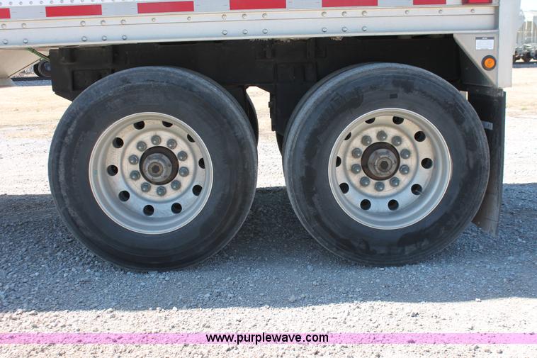 image for item H5746 2008 Wilson DWH550 Pace Setter double hopper bottom grain trailer