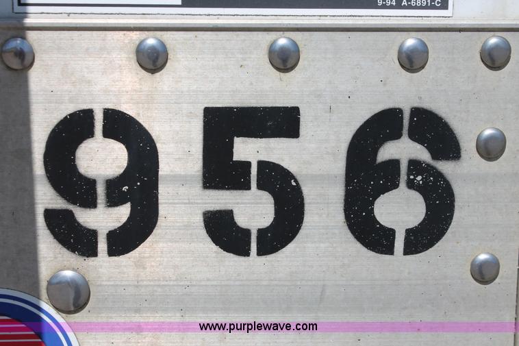 image for item H5746 2008 Wilson DWH550 Pace Setter double hopper bottom grain trailer