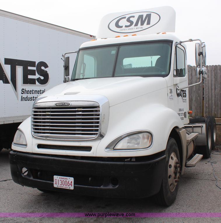 image for item H6226 2002 Freightliner Columbia semi truck