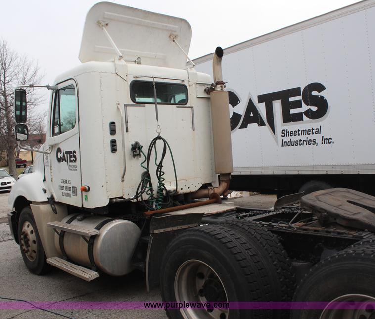 image for item H6226 2002 Freightliner Columbia semi truck