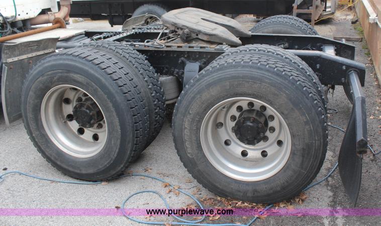 image for item H6226 2002 Freightliner Columbia semi truck