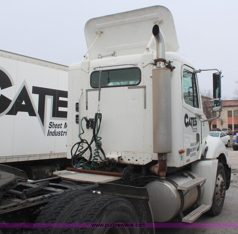 image for item H6226 2002 Freightliner Columbia semi truck