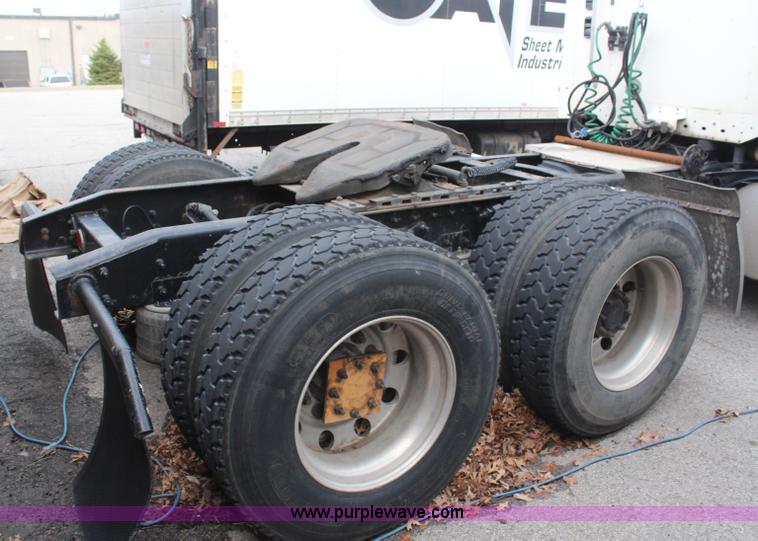 image for item H6226 2002 Freightliner Columbia semi truck