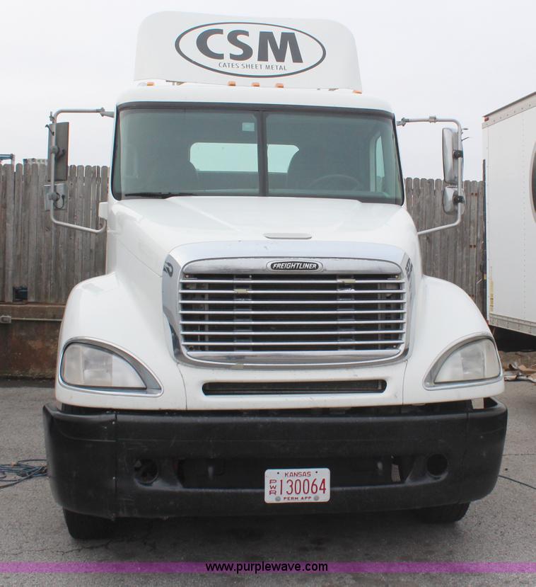 image for item H6226 2002 Freightliner Columbia semi truck