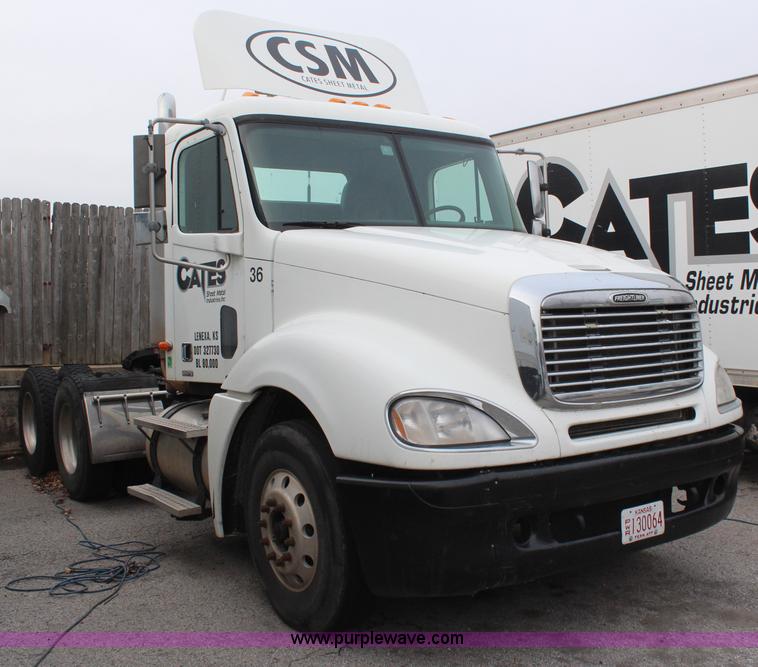 image for item H6226 2002 Freightliner Columbia semi truck