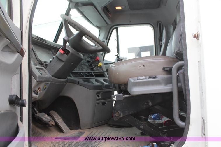 image for item H6226 2002 Freightliner Columbia semi truck