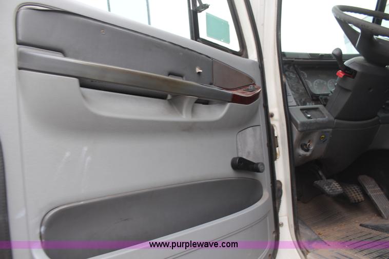 image for item H6226 2002 Freightliner Columbia semi truck