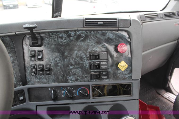 image for item H6226 2002 Freightliner Columbia semi truck