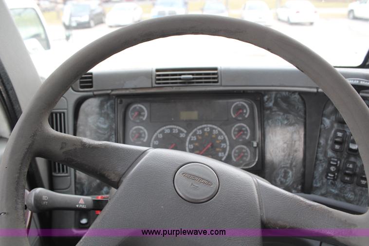 image for item H6226 2002 Freightliner Columbia semi truck