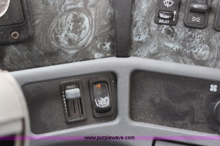 image for item H6226 2002 Freightliner Columbia semi truck