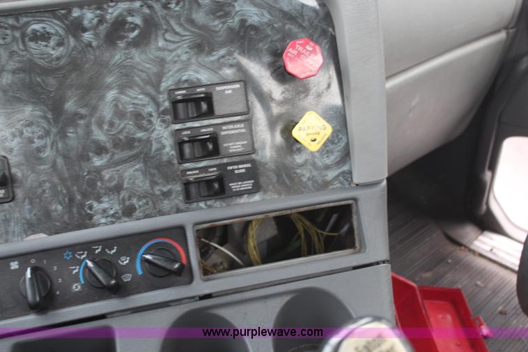 image for item H6226 2002 Freightliner Columbia semi truck