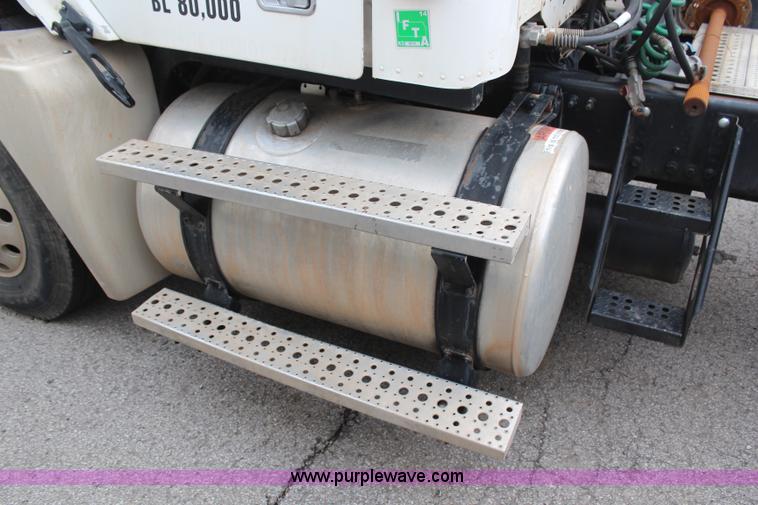 image for item H6226 2002 Freightliner Columbia semi truck