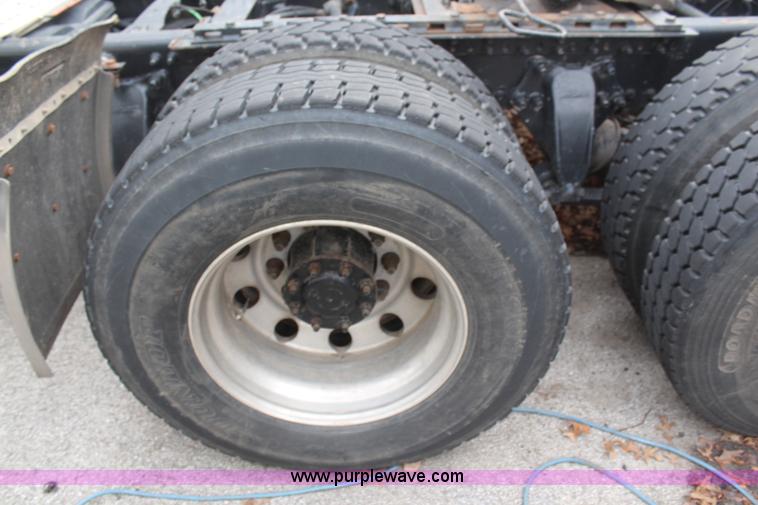 image for item H6226 2002 Freightliner Columbia semi truck