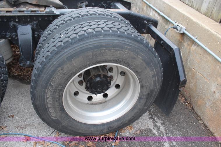 image for item H6226 2002 Freightliner Columbia semi truck