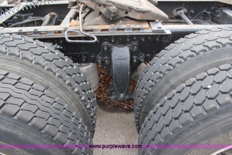 image for item H6226 2002 Freightliner Columbia semi truck