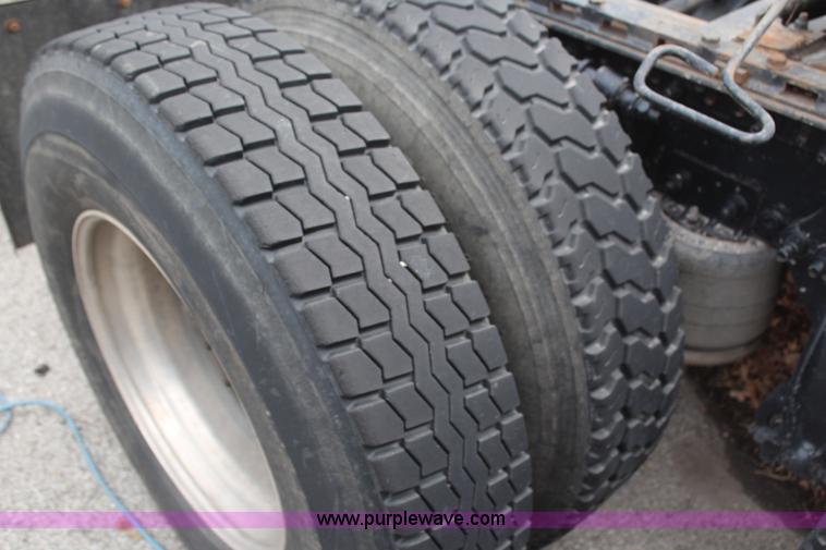 image for item H6226 2002 Freightliner Columbia semi truck