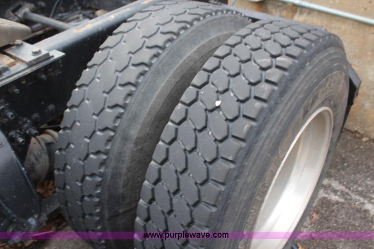 image for item H6226 2002 Freightliner Columbia semi truck