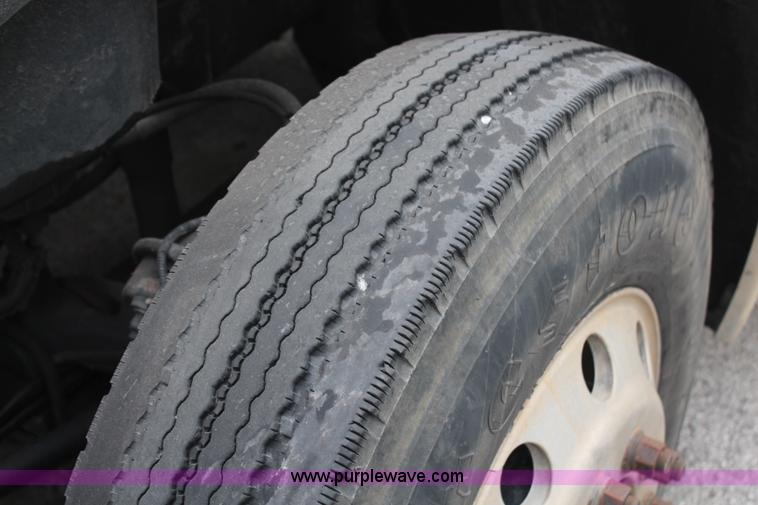 image for item H6226 2002 Freightliner Columbia semi truck